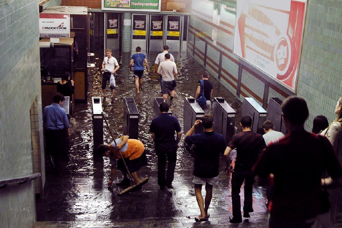 В киеве затапливает метро. Затопленное метро в Москве. Затопление станции метро в Москве. Потоп в метро. Метро вода.